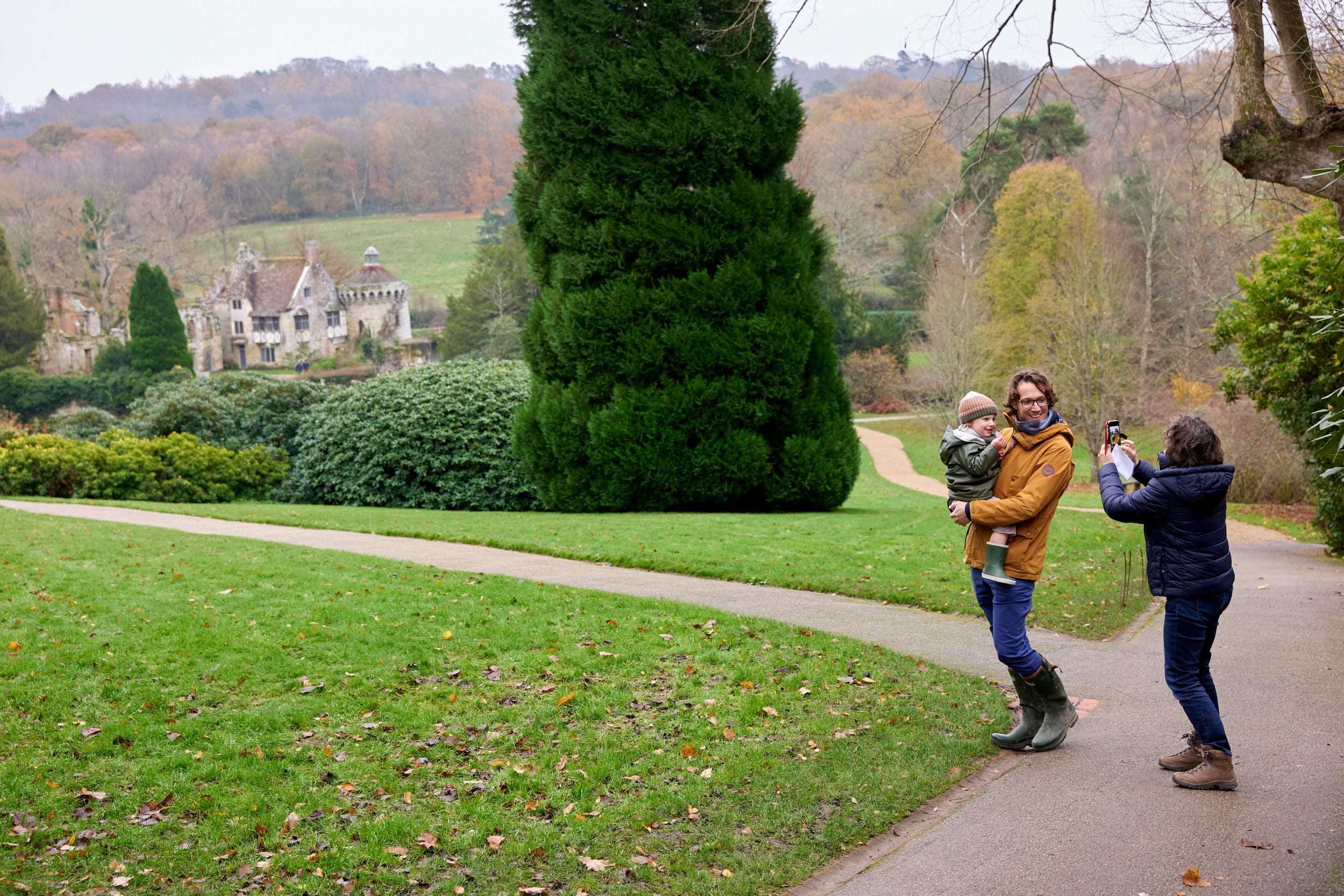 winter, winter walk, Britain, family trail, family walk, British, child, children, England, English, GB, girl, Great Britain, Great British, Kent, leaf, leaves, outdoor, outside, people, play, playing, Scotney Castle, South East, South East Region, UK, United Kingdom, visiting, visitor, national trust, national trust south east, family photo