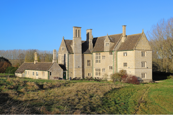 The Lyveden manor in autumnal sunshine