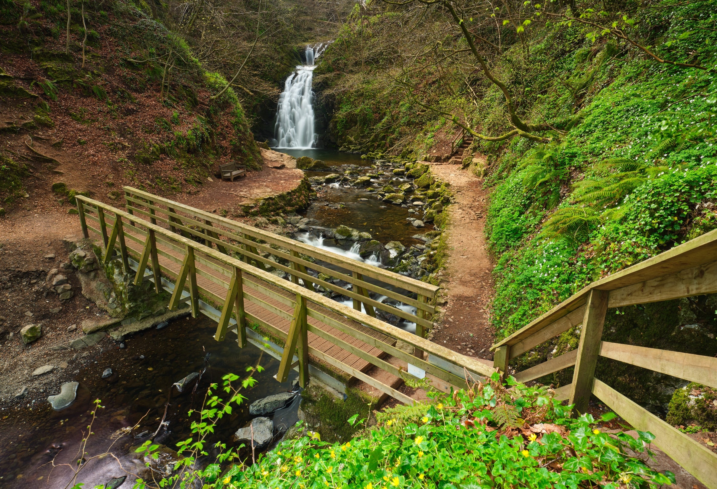 A view of Gleno Waterfall from steps descending to boardwalk.