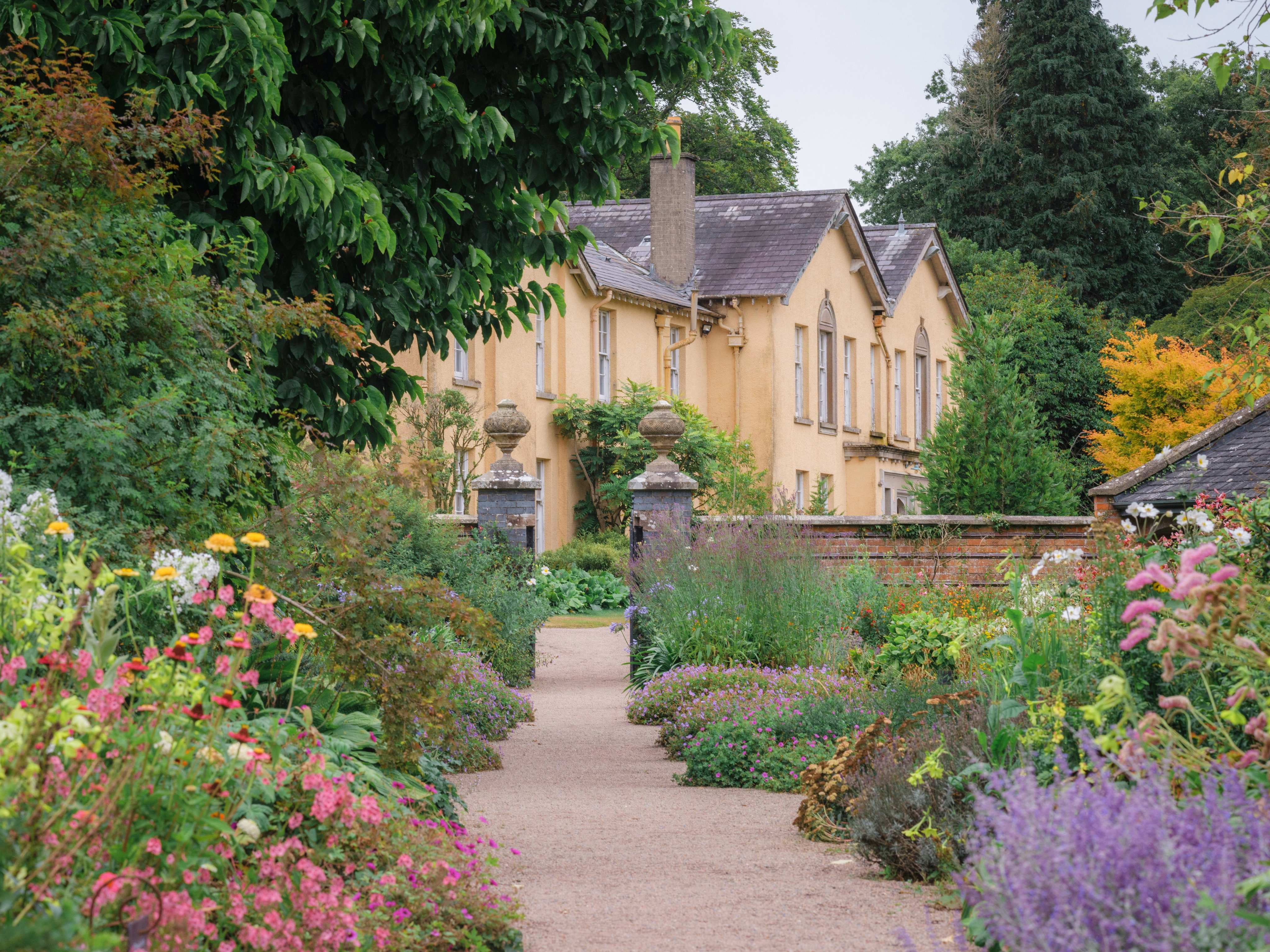 The gardens in bloom with view of the House
