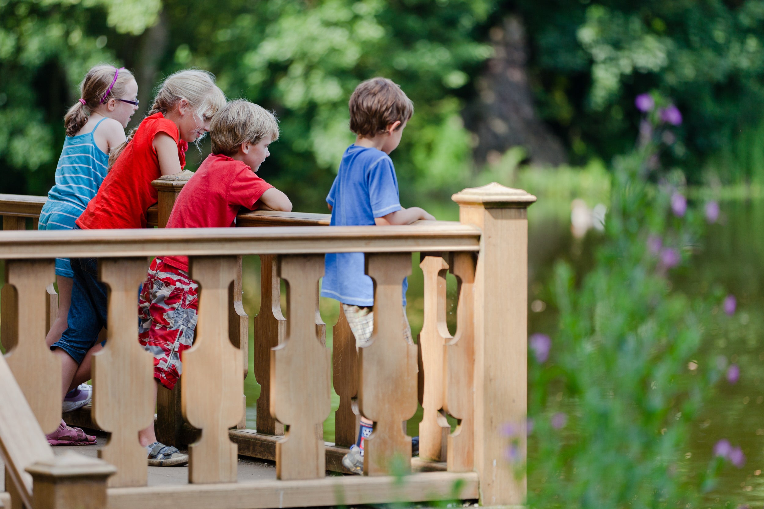 Children at the fishing lodge at Belton
