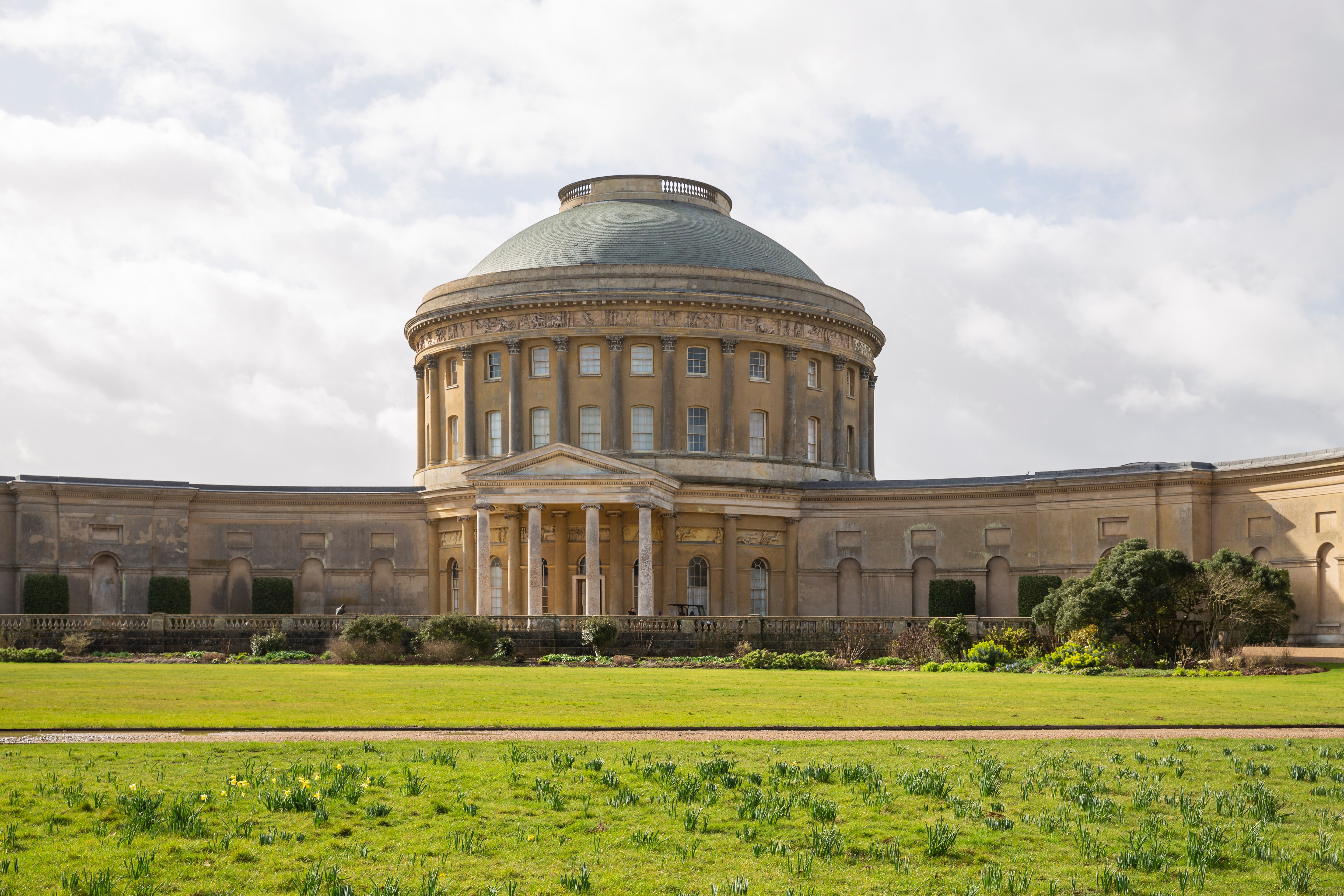 A sunny view of the Rotunda from across the North Lawn