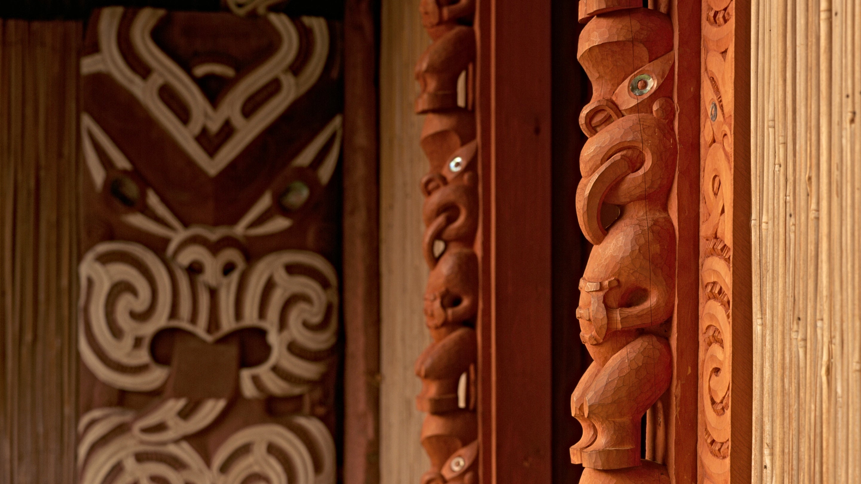Māori carvings around a doorway