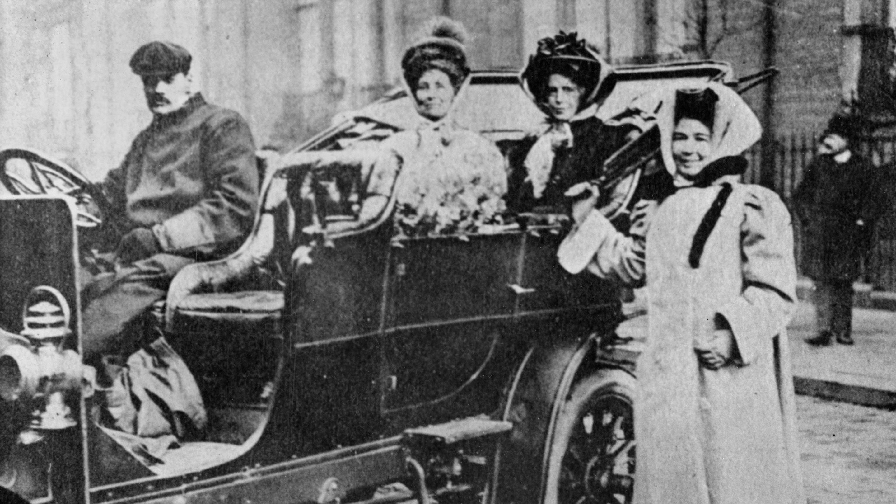 Emmeline Pethick Lawrence stands next to a car with fellow suffragettes Emmeline Pankhurst and Annie Kenny in 1912