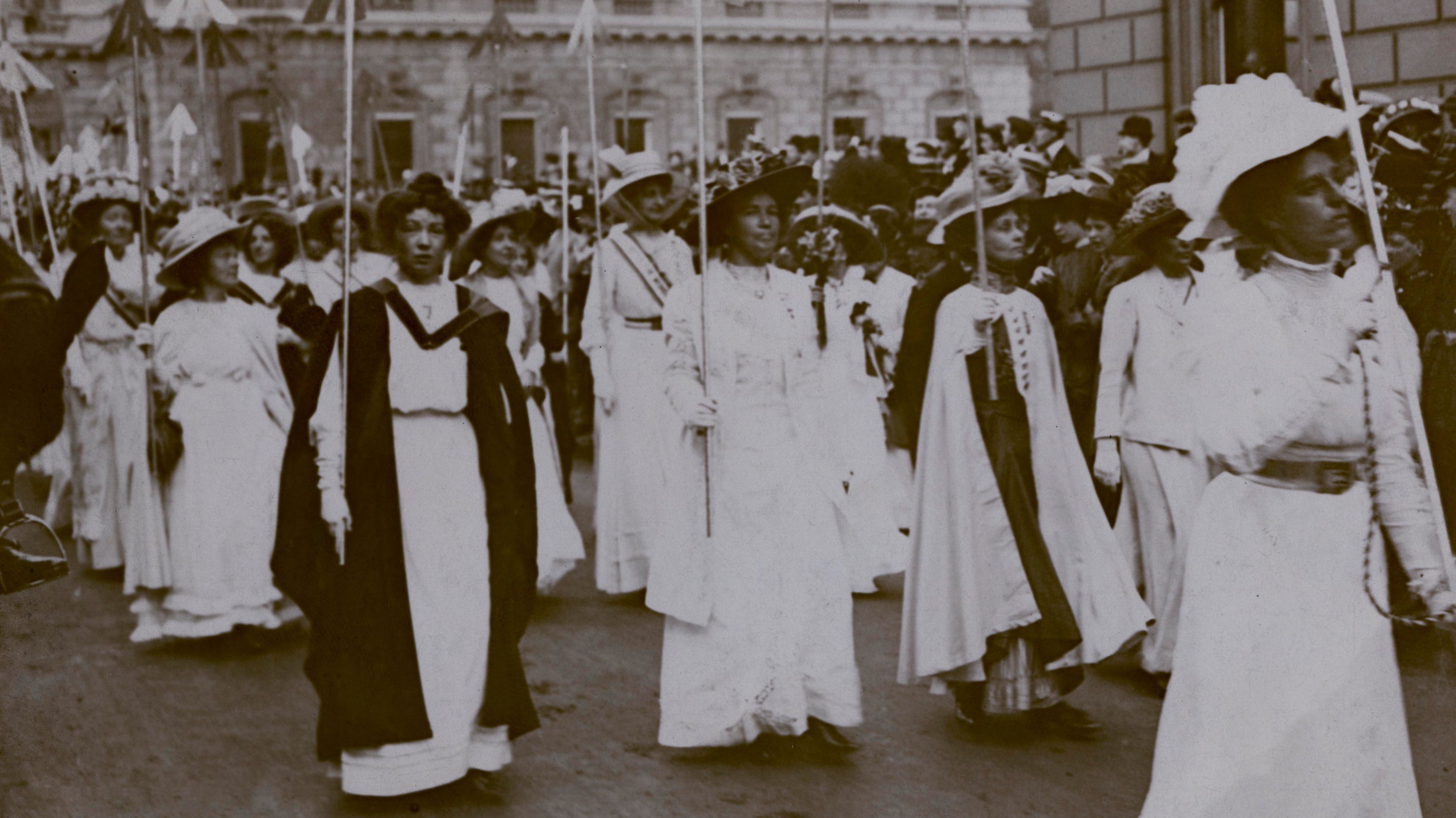 Suffragette procession with Emmeline Pethick Lawrence, Christabel Pankhurst and Emmeline Pankhurst in 1909