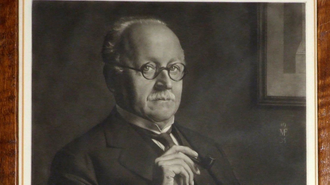 Black and white engraving of a smartly dressed elderly man holding a pipe.