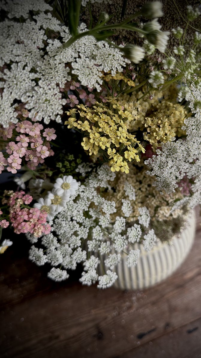 Floral arrangement in pale colours