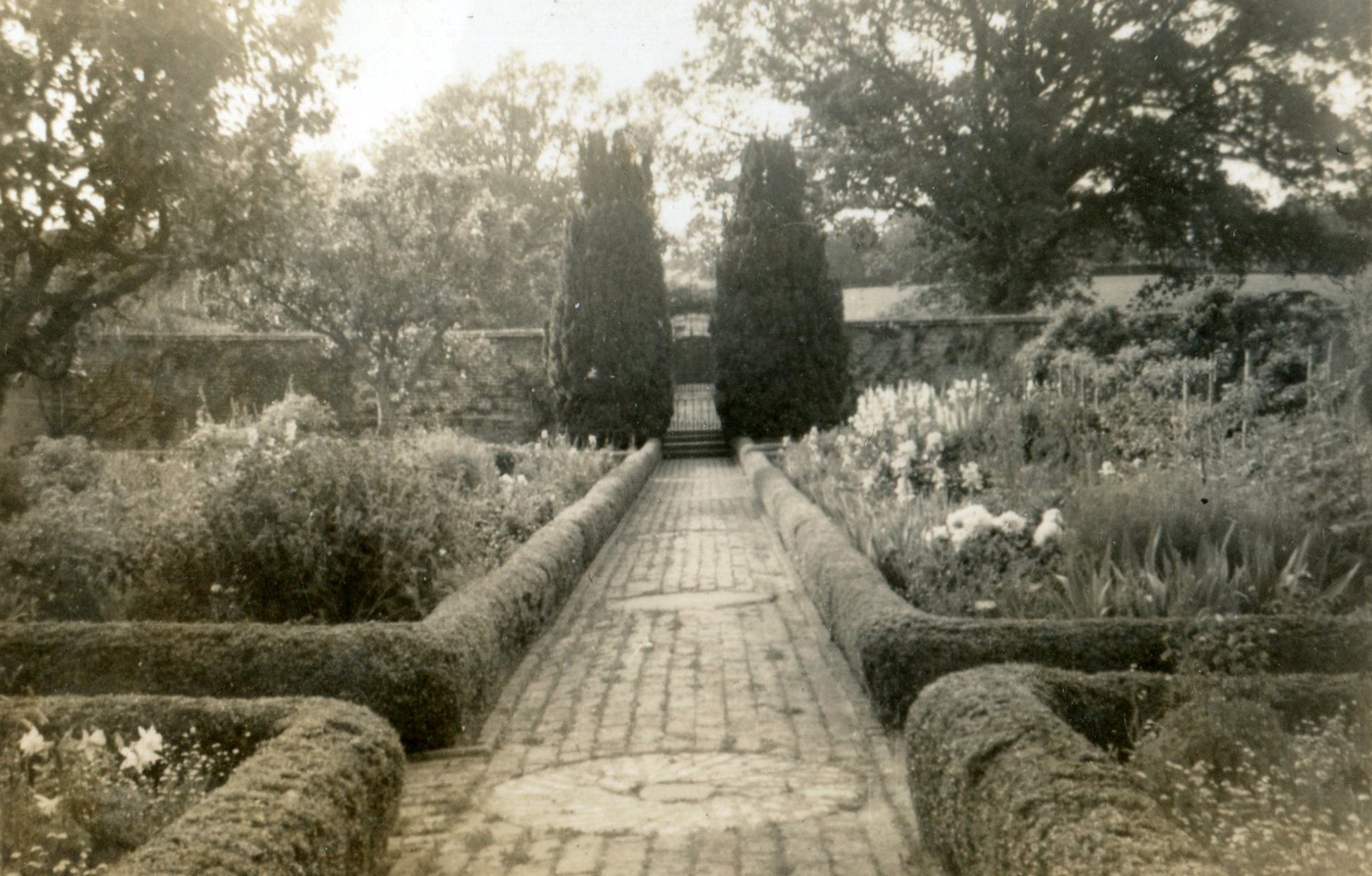 c.1938 May - August Mulberry Garden, Bateman's Archive, National Trust