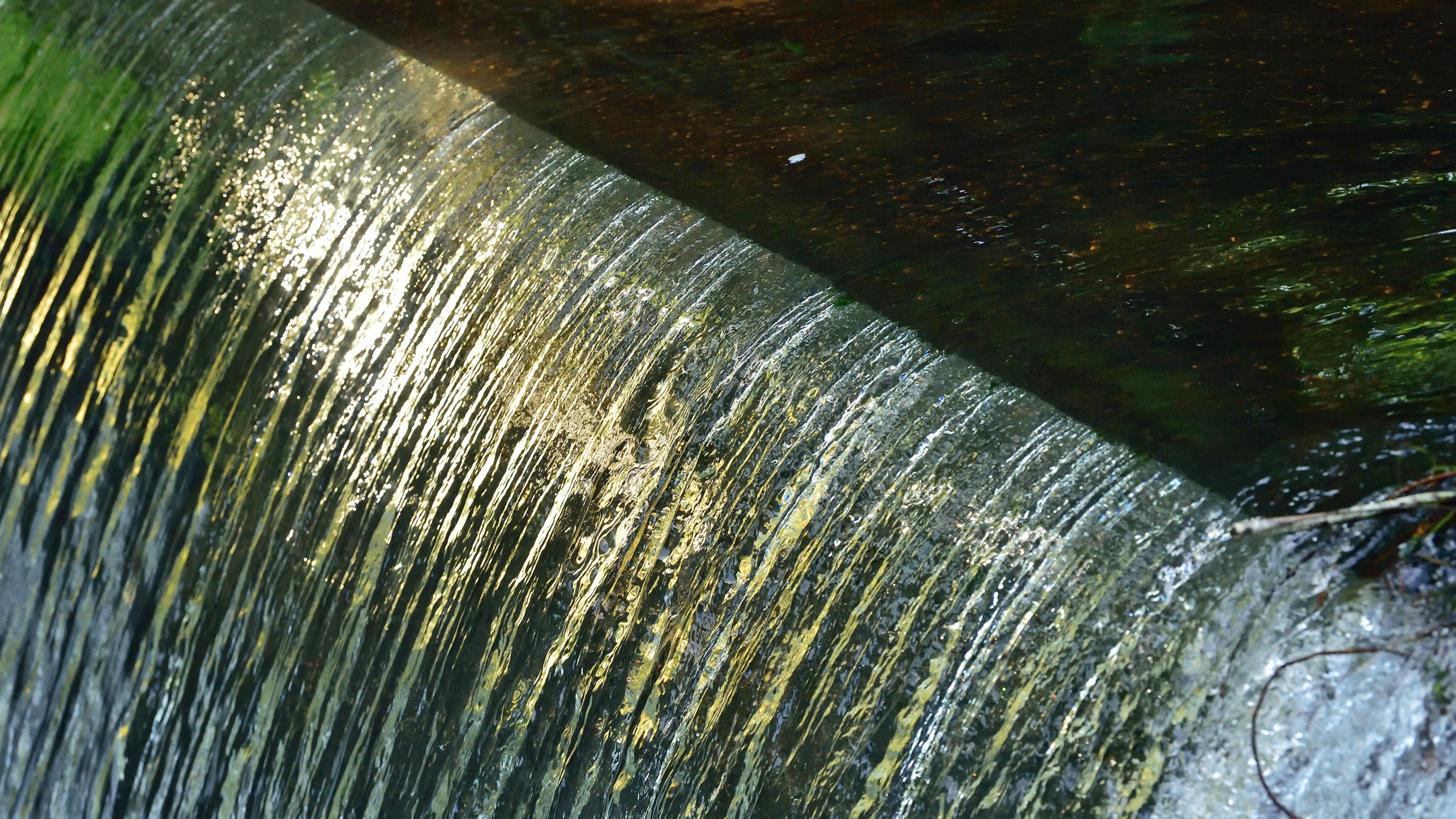 Golwg graff ar y Rhaeadr yng Ngwaith Tun Aberdulais, De Cymru 