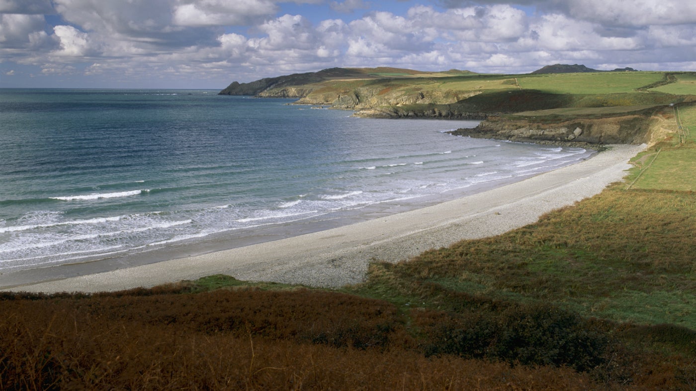 Golygfa o draeth Abermawr yn Sir Benfro