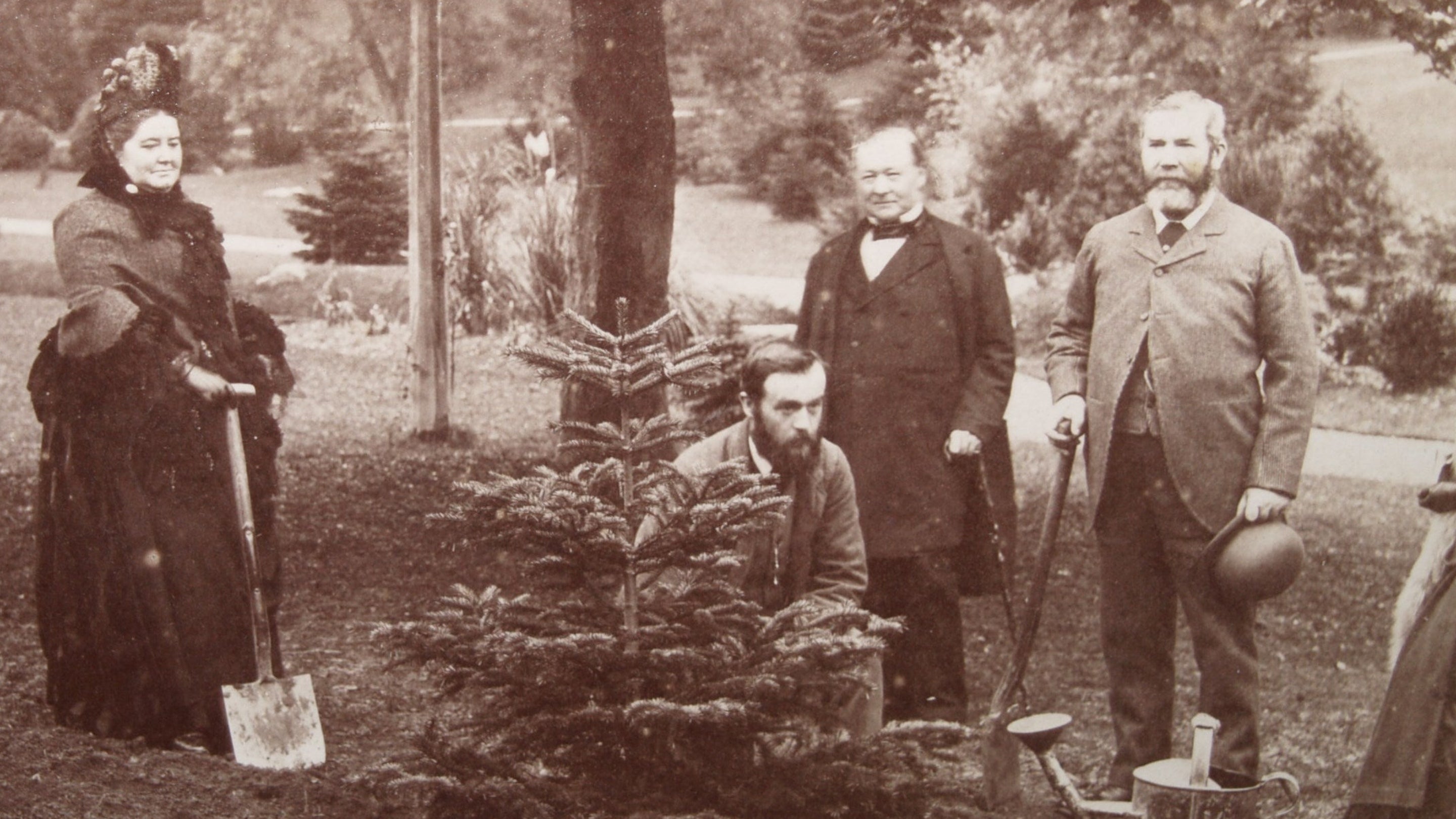 Llun du a gwyn yn dangos Henry Pochin wedi ei amgylchynu â phobl yn cynnwys ei Brif Arddwr, yn plannu coed yn yr ardd ym Modnant oddeutu 1885.