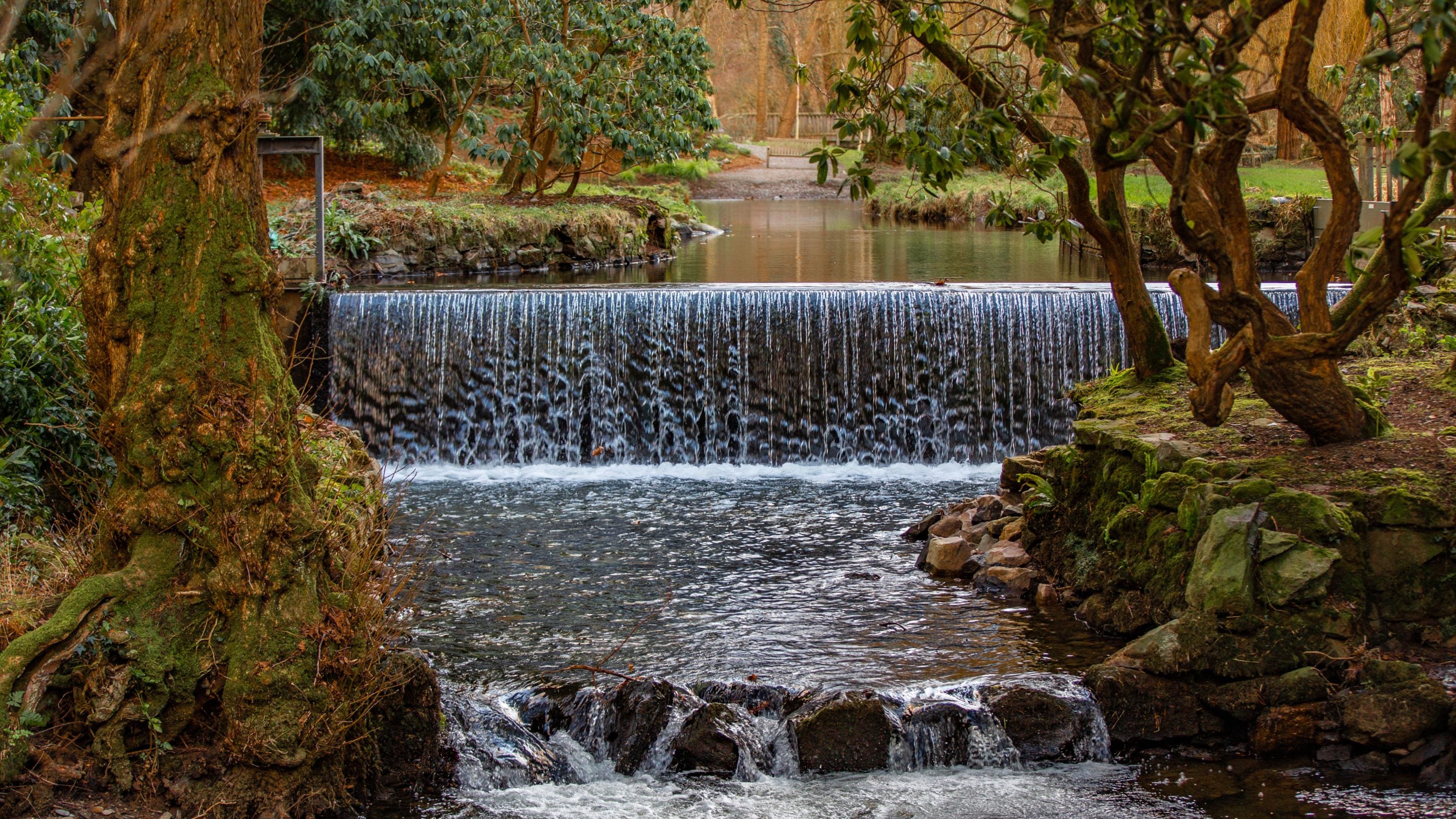 Dwr yr afon Hiraethlyn yn llifo yn Ardd Bodnant