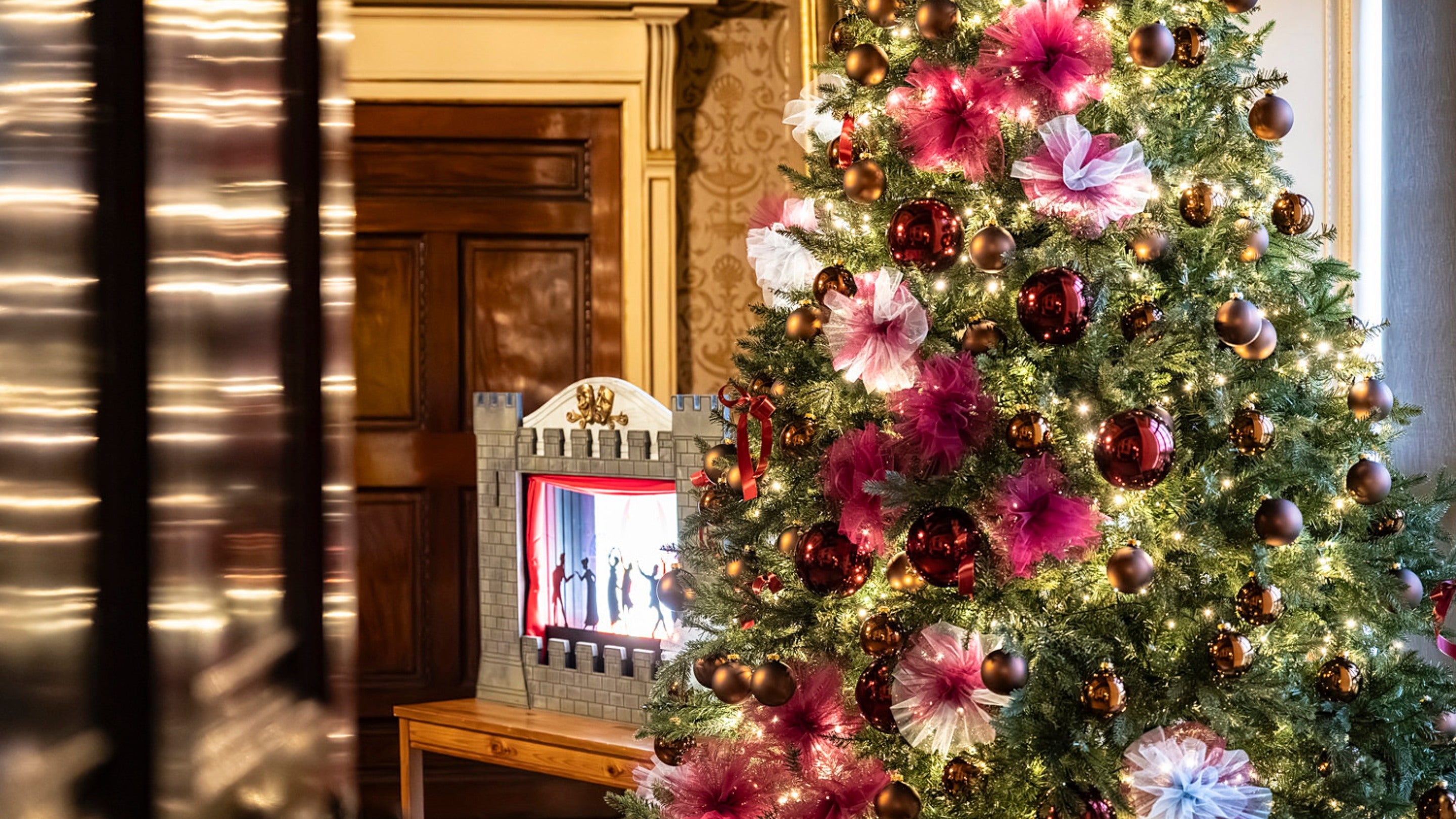 Coeden Nadolig a theatr pypedau cysgod yn yr Ystafell Groeso yng Nghastell y Waun, Wrecsam.