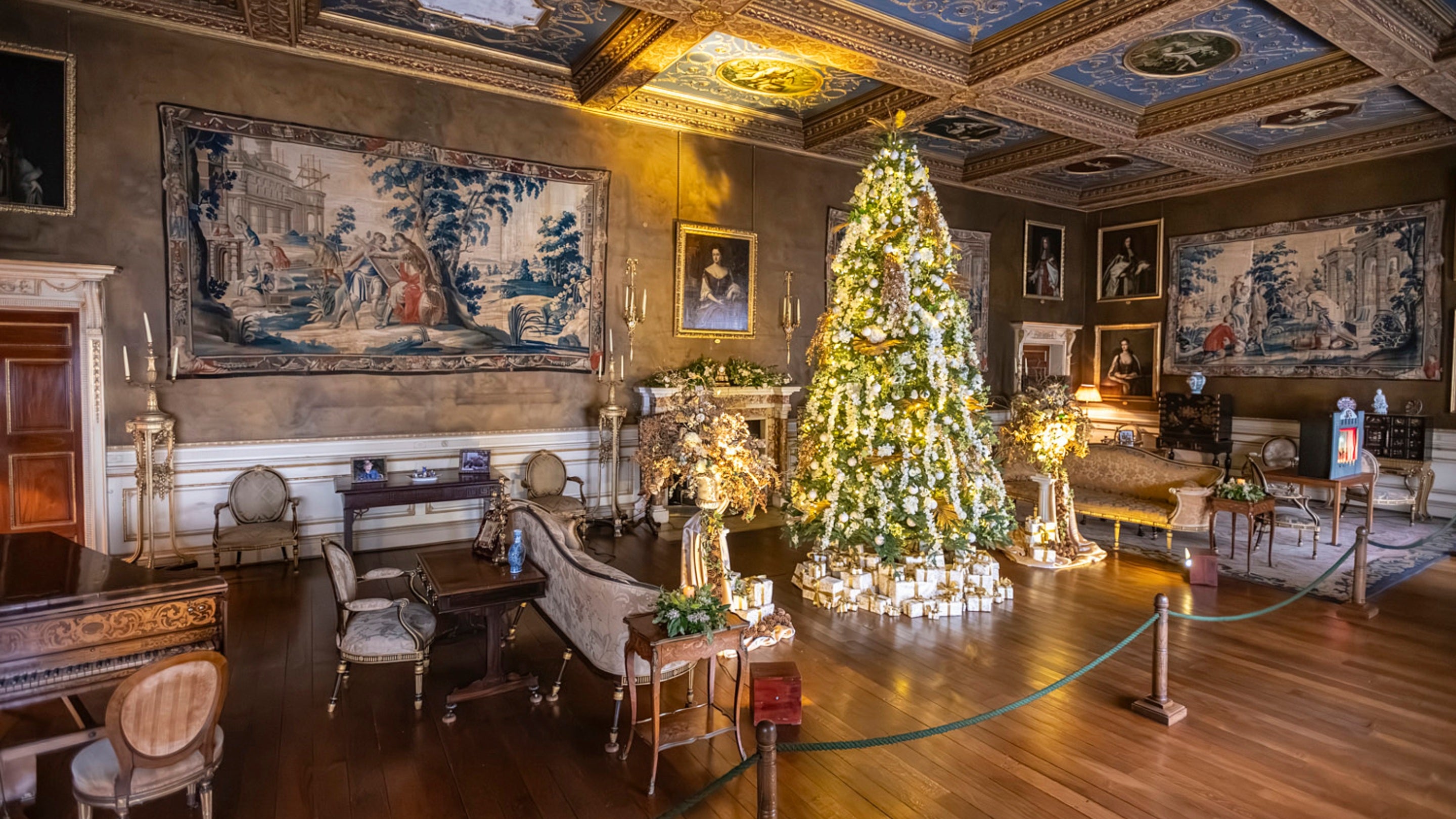 Y goeden Nadolig yn y salŵn yng Nghastell y Waun