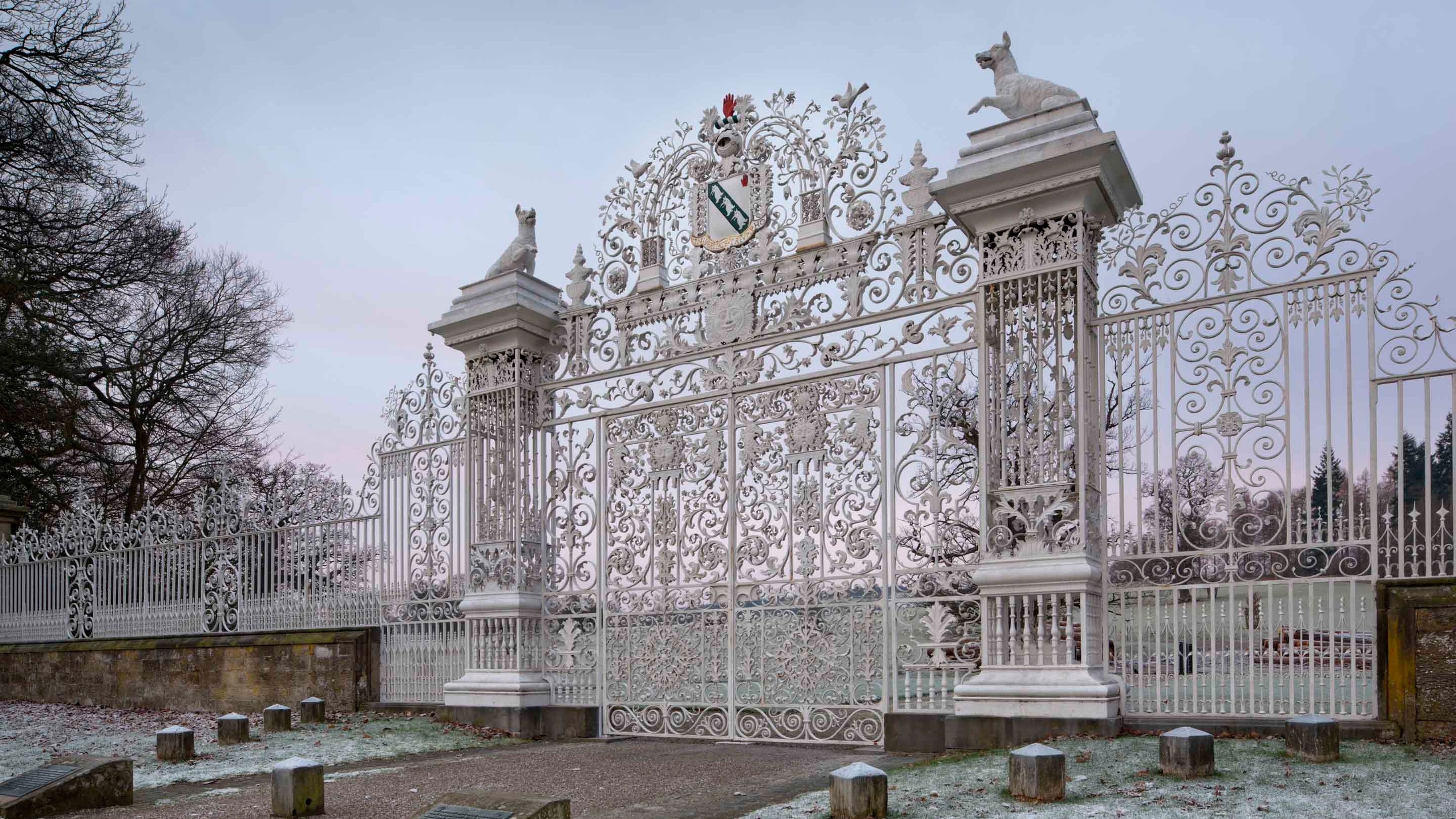 Giatiau Davies, a wnaed o haearn bwrw a gyrru ac a wnaed rhwng 1712-1719, yng Nghastell y Waun, Wrecsam