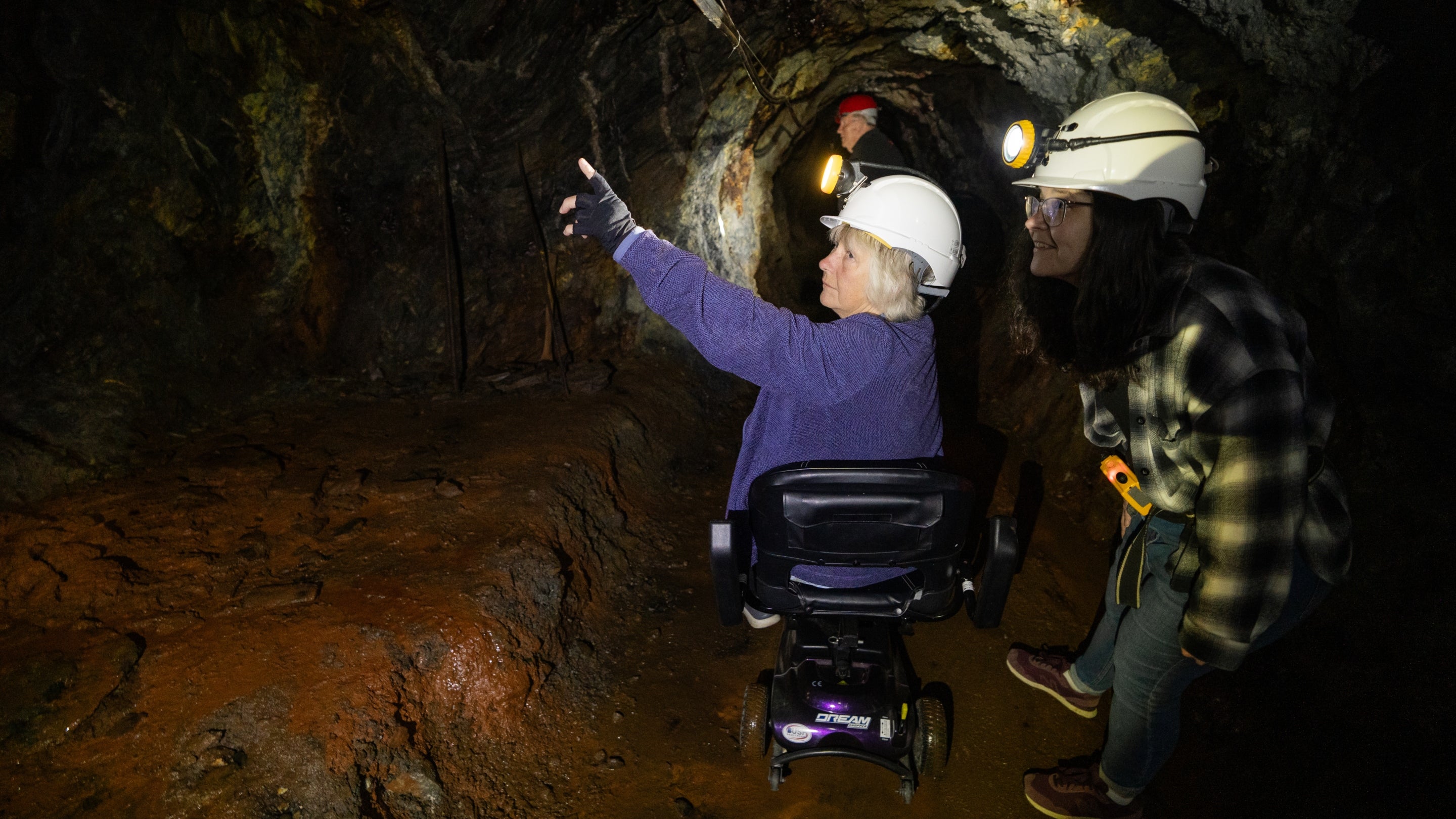 Y daith wastad, taith danddaearol hygyrch yn Nolaucothi, Sir Gaerfyrddin