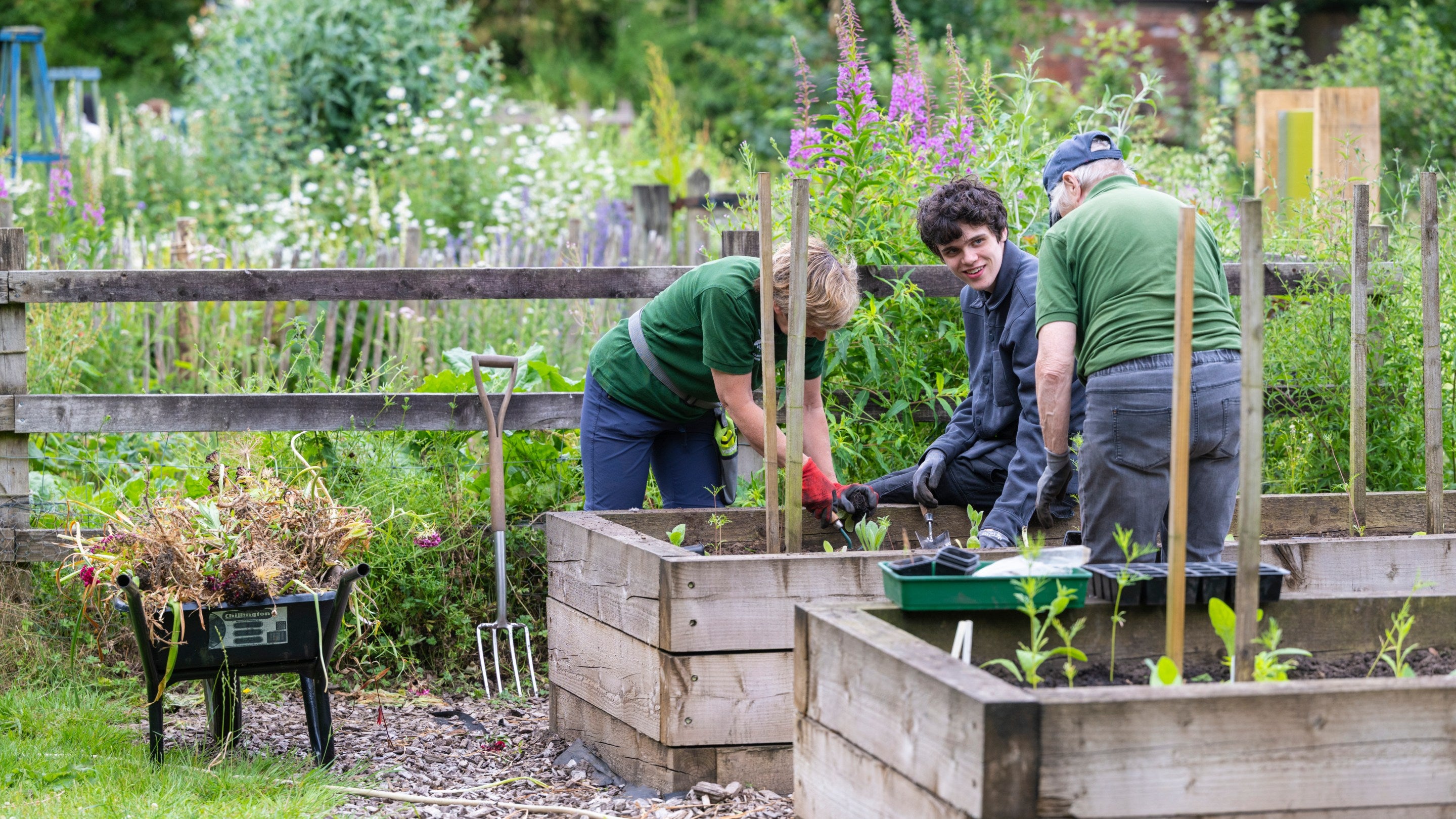 Gwirfoddolwyr Tyfu Erddig yn Felin Puleston, Erddig