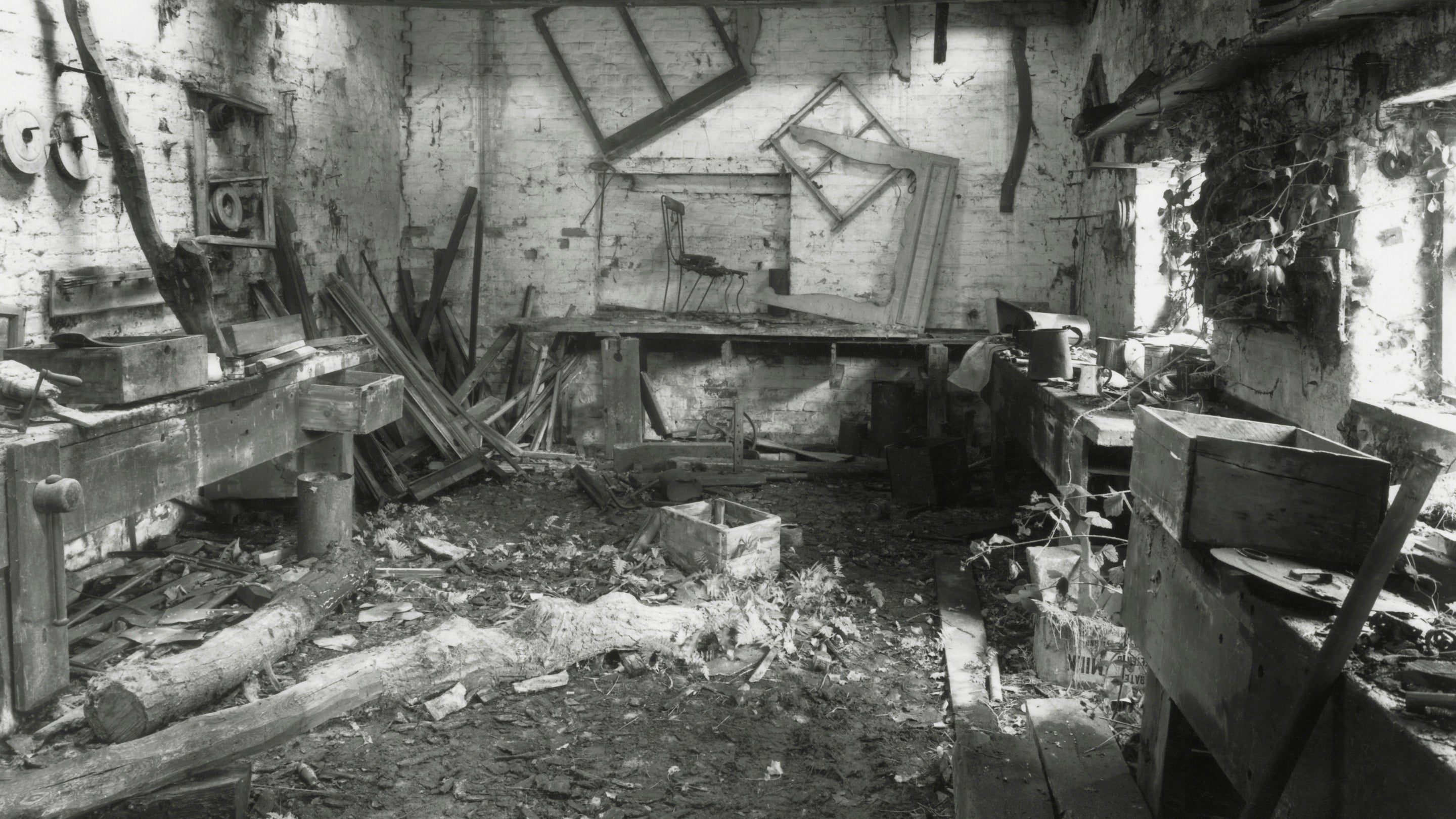 Y tu mewn i Weithdy’r Saer cyn iddo gael ei adfer yn Erddig, Wrecsam