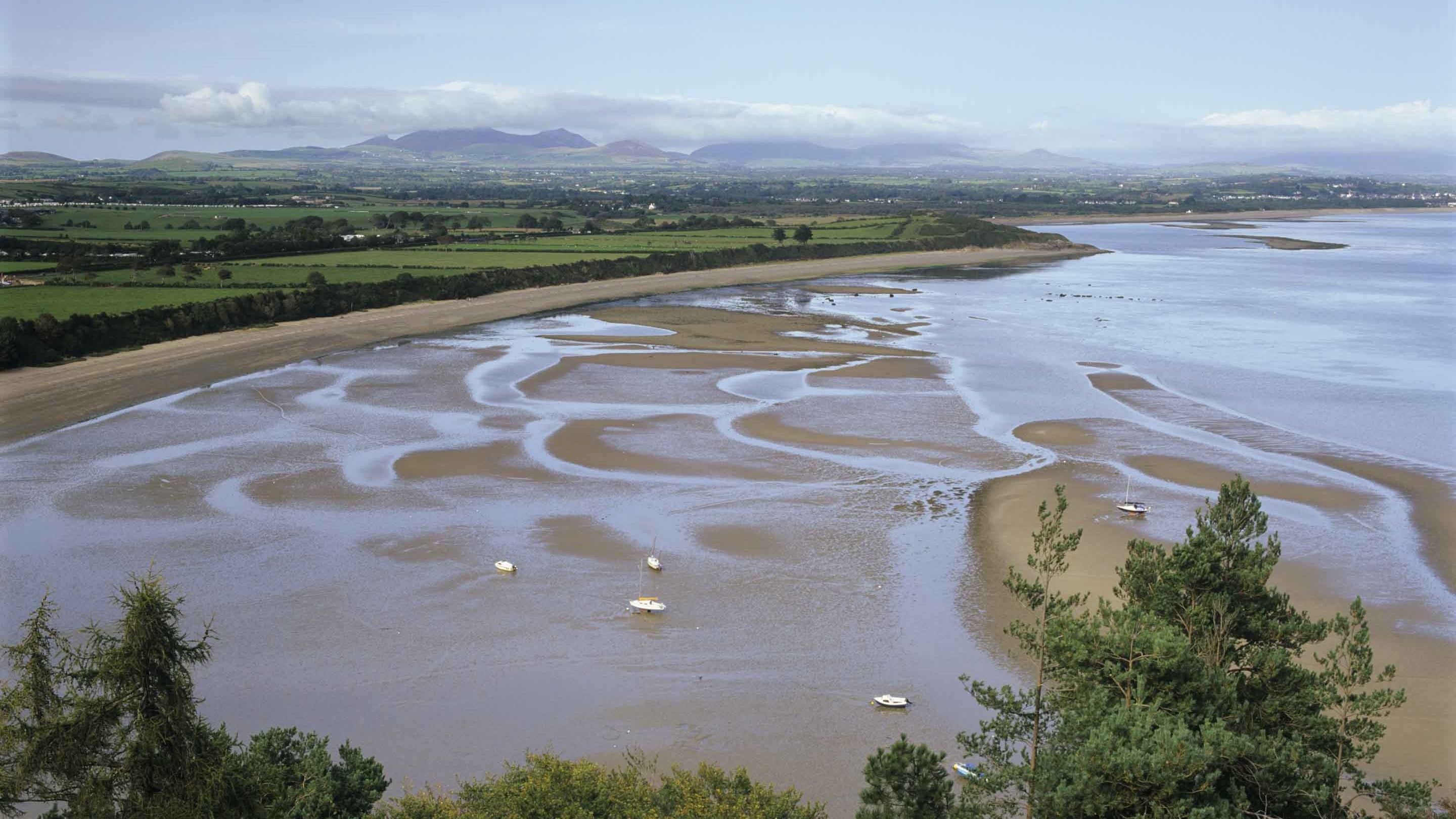Traeth Llanbedrog ar drai ar Benrhyn Llŷn, Gogledd Cymru