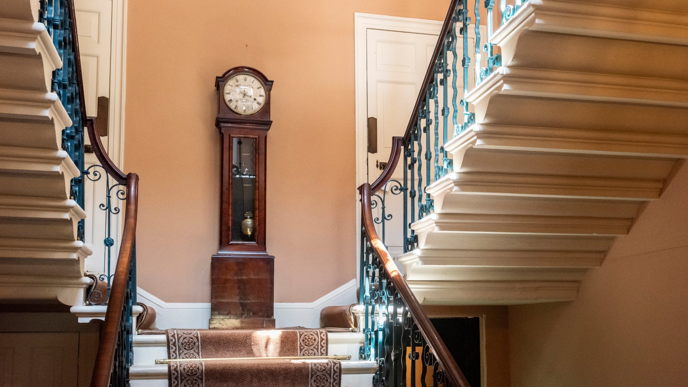 Y grisiau yn y fila yn Llanerchaeron, Ceredigion