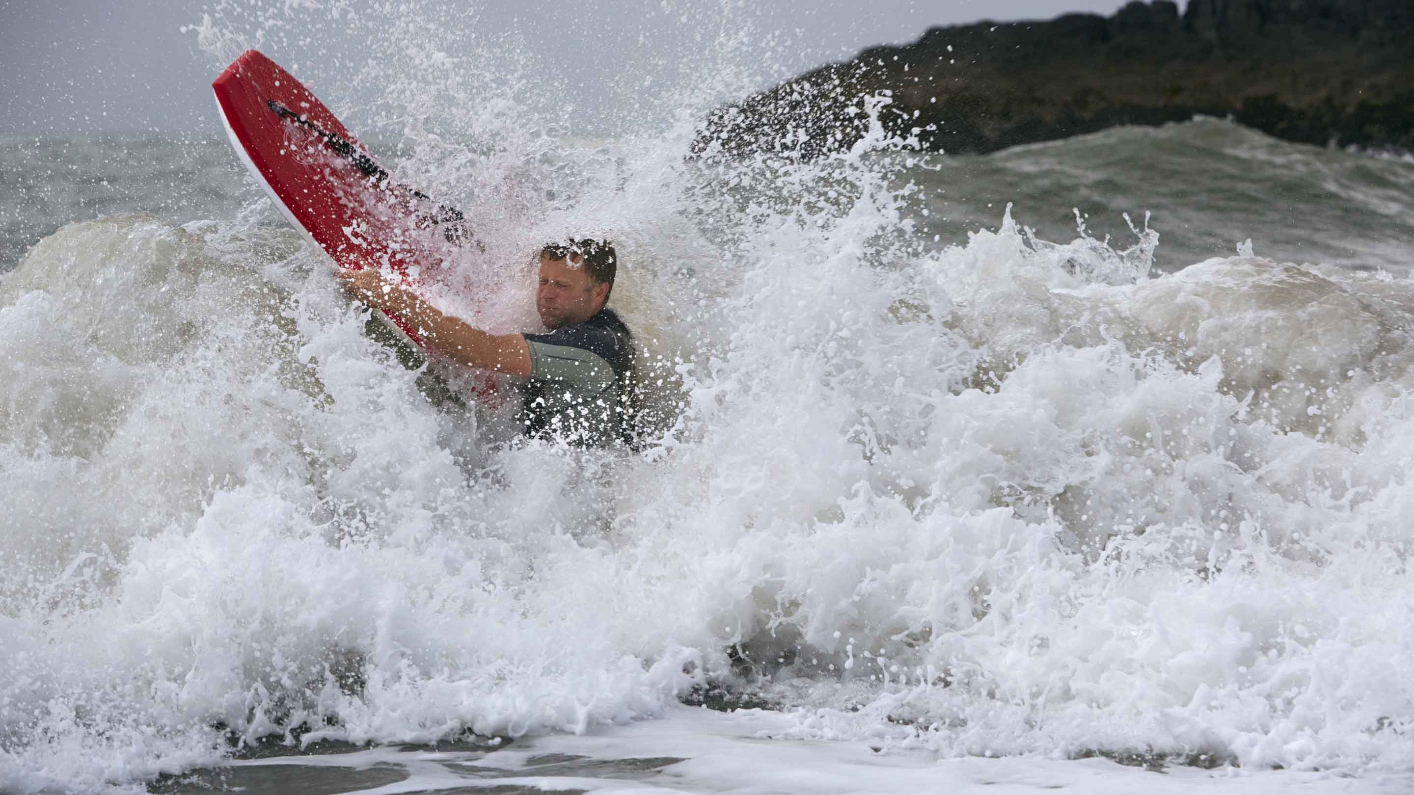 Chwarae yn y môr ym Mwnt, Ceredigion, Cymru