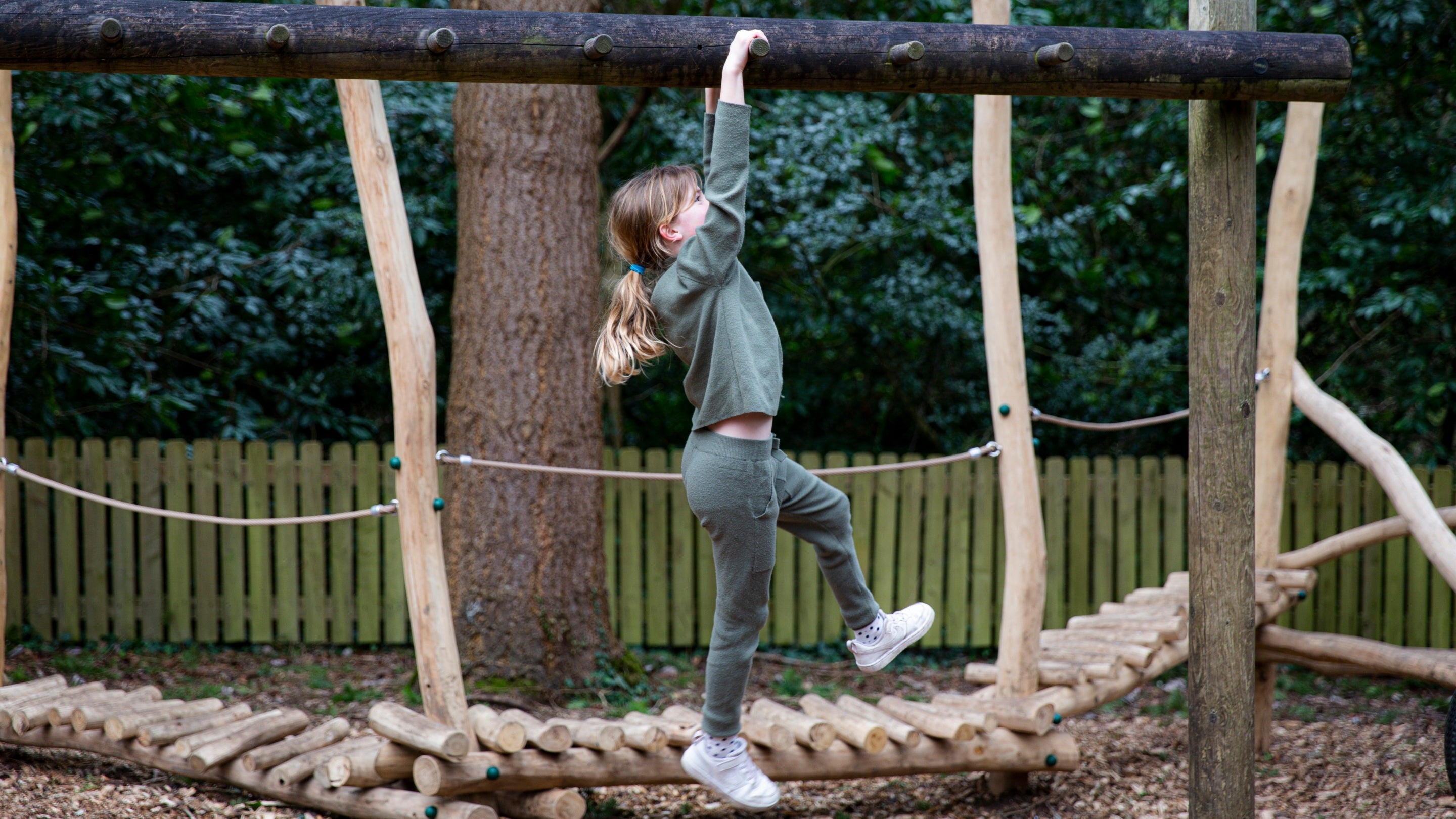 Plentyn yn chwarae yn yr ardd yng Nghastell Penrhyn, Gwynedd, Cymru