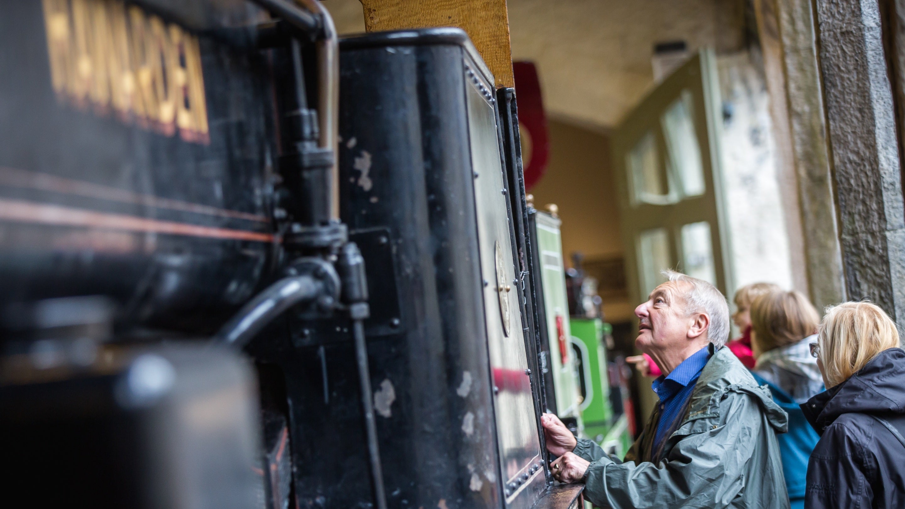 Grŵp o ymwelwyr yn yr Amgueddfa Reilffyrdd yng Nghastell Penrhyn a’r Ardd, Gogledd Cymru