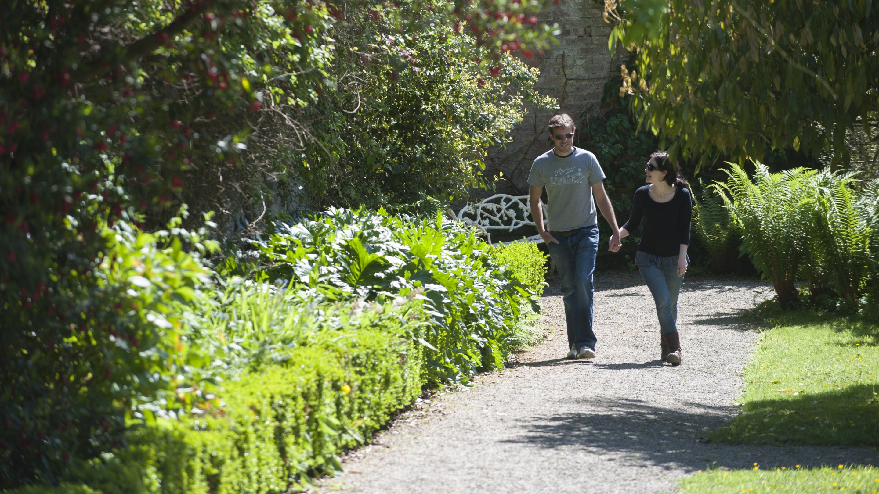 Ymwelwyr yng Nghastell Penrhyn a'r Ardd, Gwynedd, Cymru