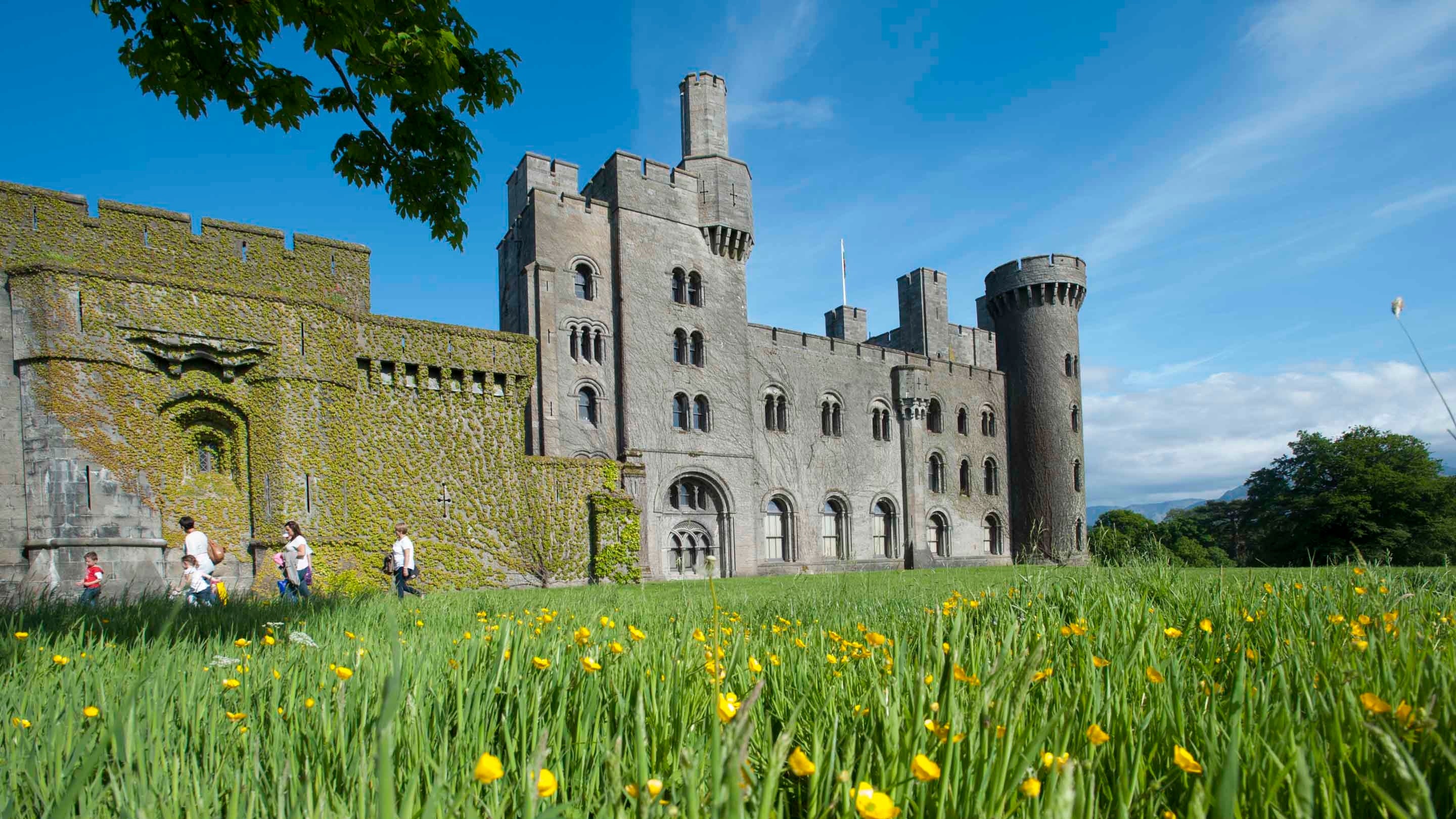 Ymwelwyr yng Nghastell Penrhyn a’r Ardd Gwynedd, Cymru