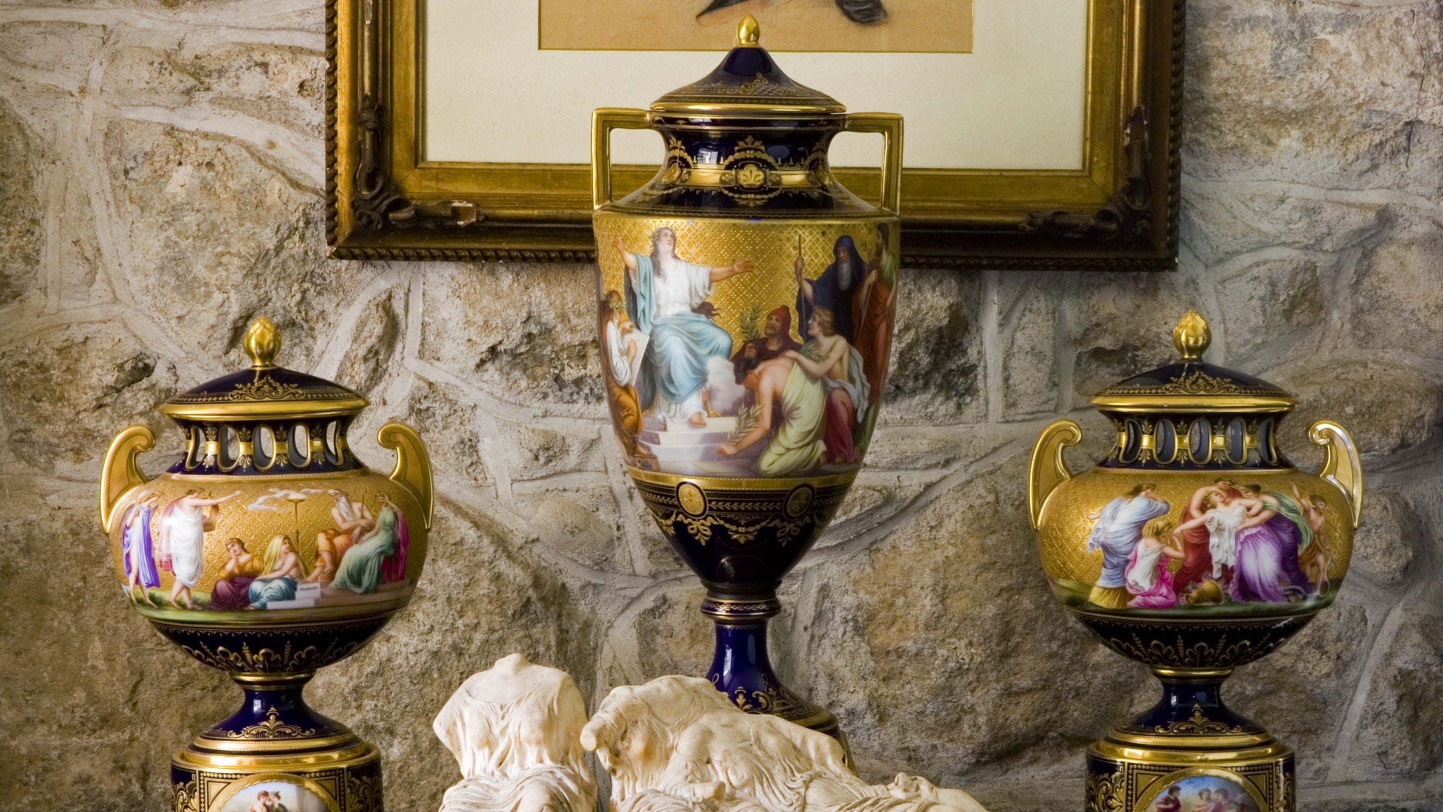 Fasau o Fienna o ddiwedd yr 19eg ganrif ar y bwrdd bach yn y Cyntedd ym Mhlas yn Rhiw, Pwllheli, Gwynedd.