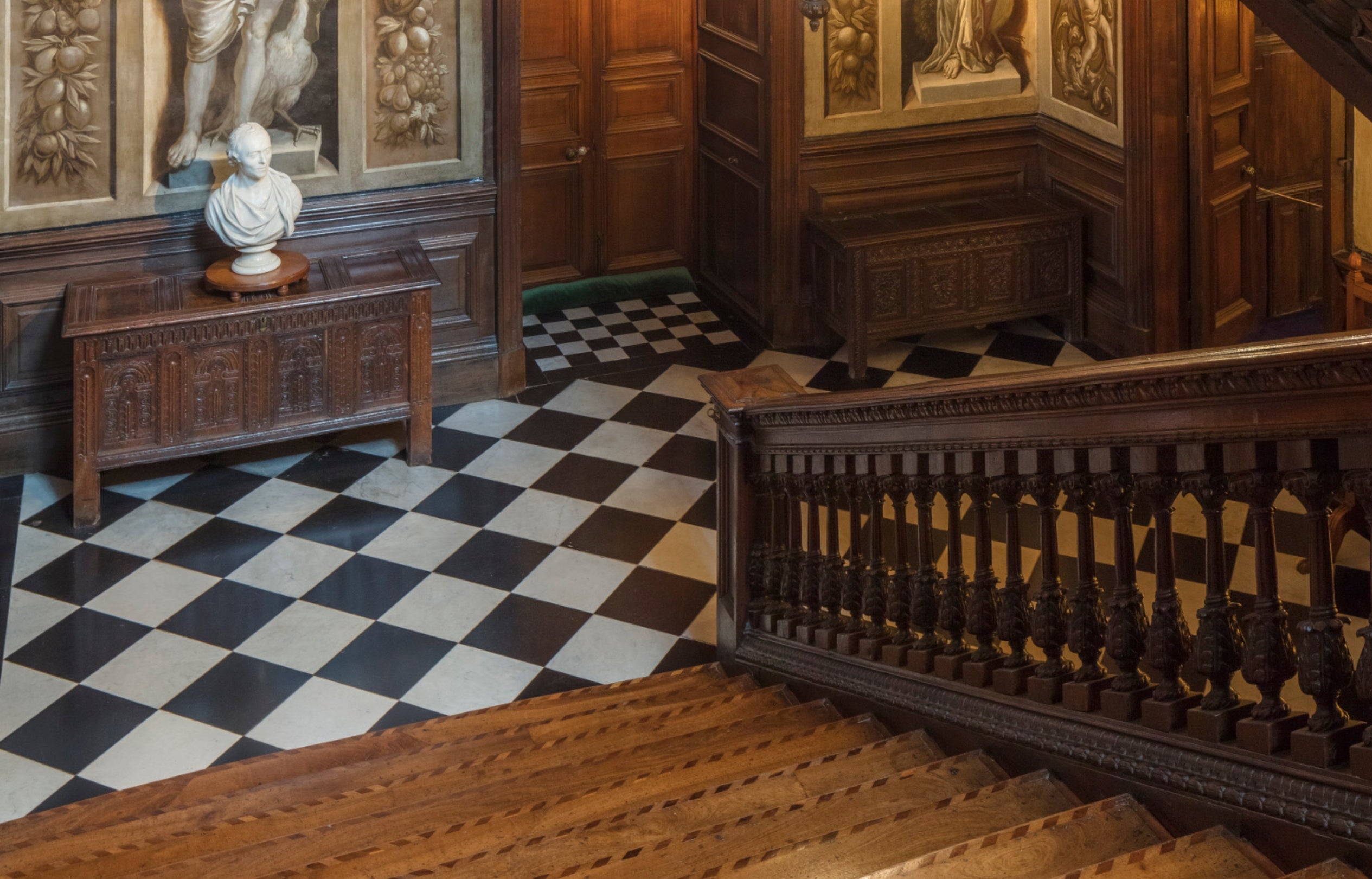 Llawr marmor du a gwyn ym mynedfa Castell Powis, Cymru