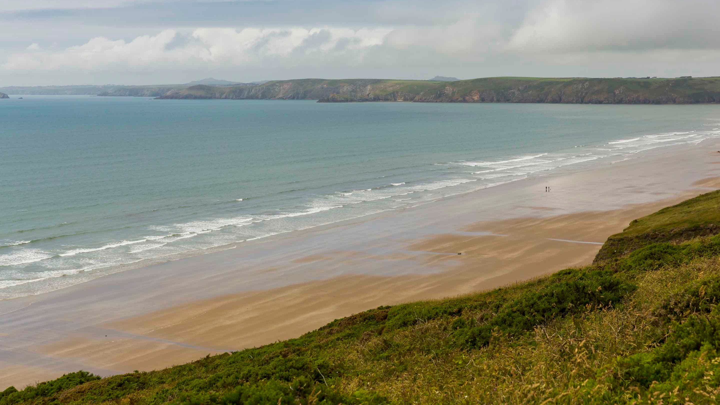 Y traeth yn Stad Southwood, Sir Benfro