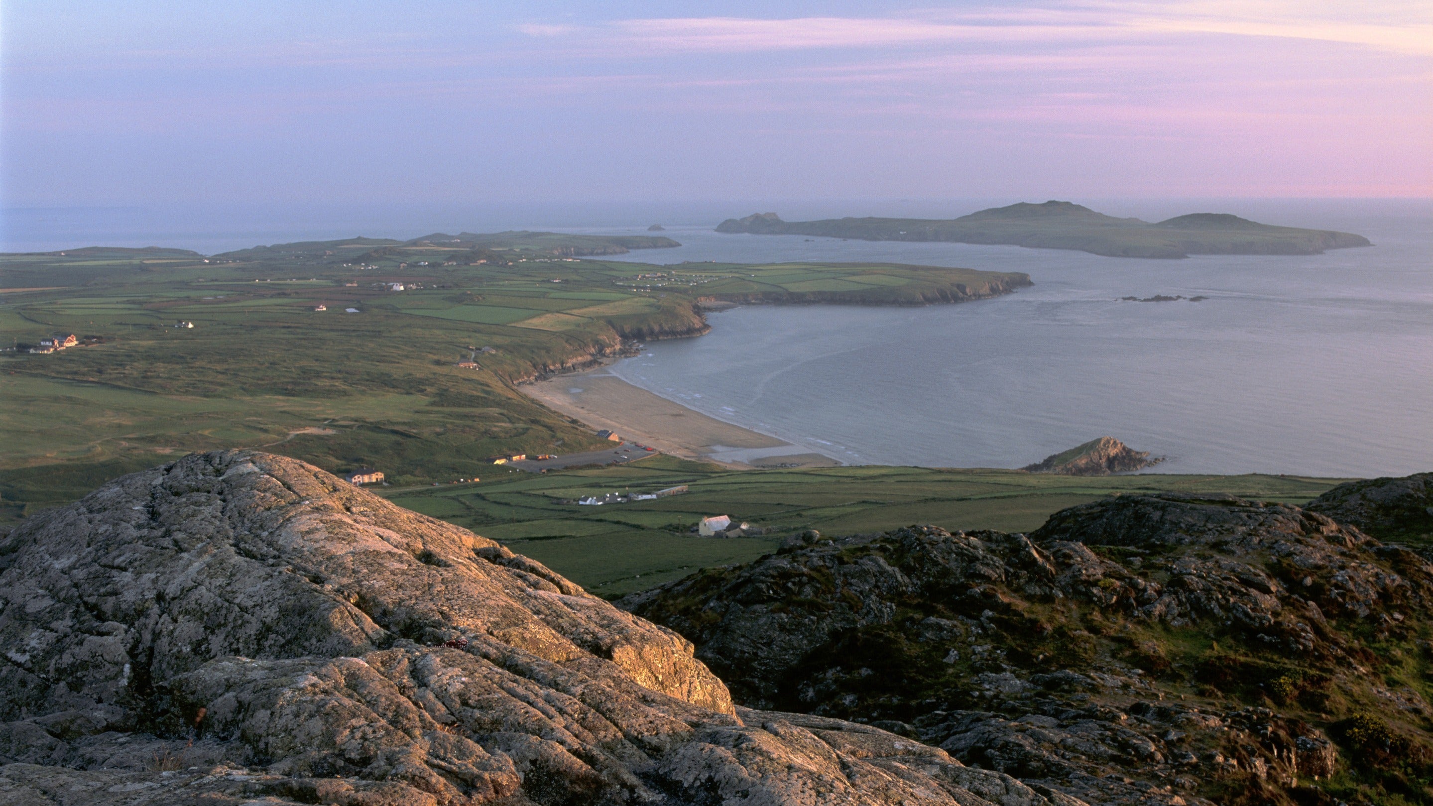 Y machlud o gopa Carn Llidi ym Mhenmaen Dewi, Sir Benfro