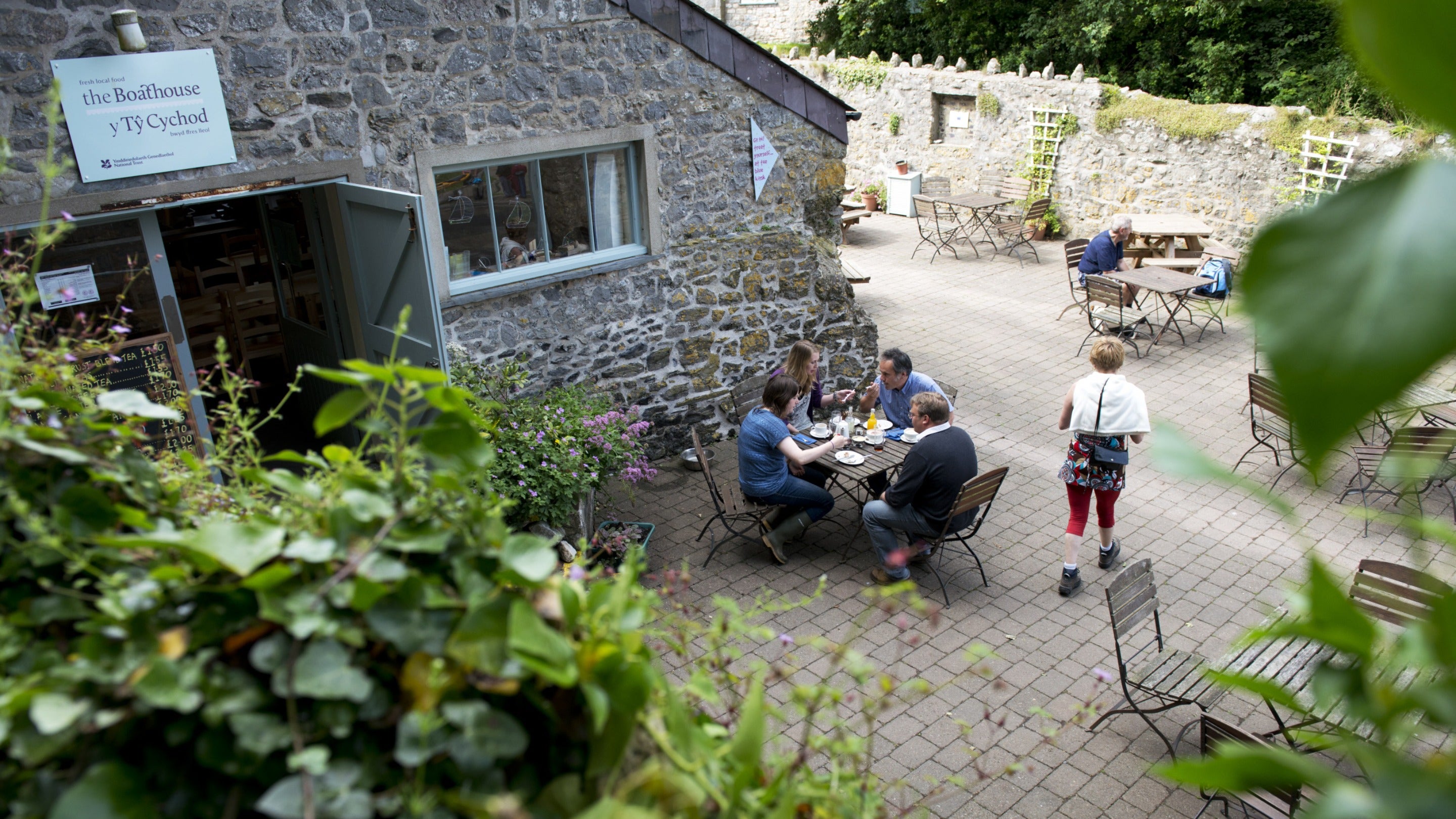 Ystafell de’r Tŷ Cychod yn edrych dros Gei Stagbwll, Sir Benfro.