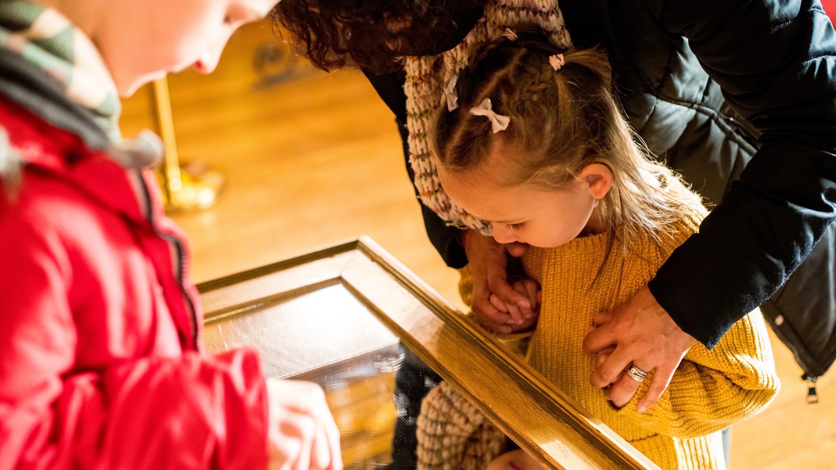 Teulu’n darganfod yr Ystafell Aur yn Nhŷ Tredegar, Casnewydd, Cymru
