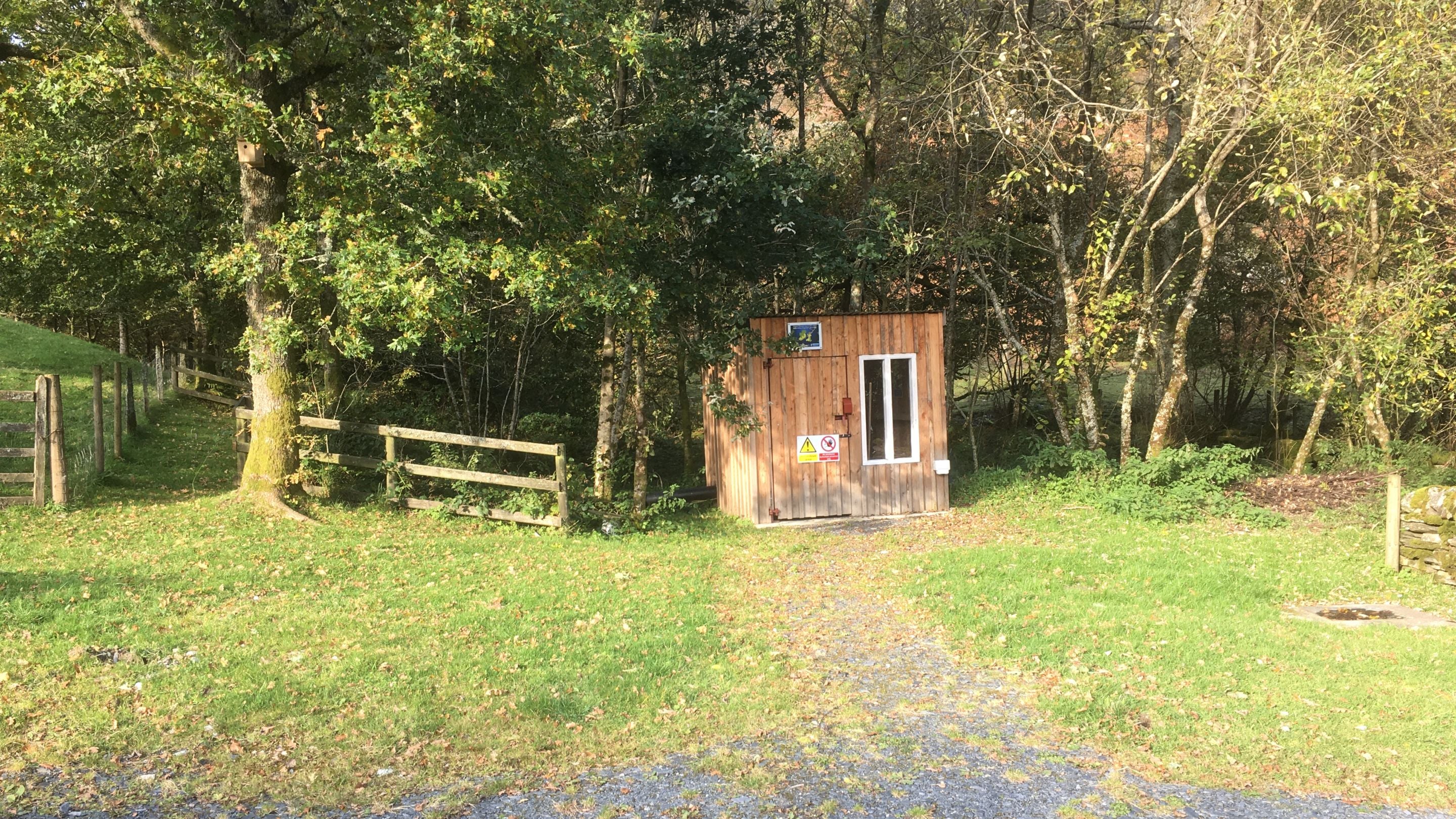 Sied tyrbin ar gyfer pico hydro yn Nhŷ Mawr Wybrnant, Eryri