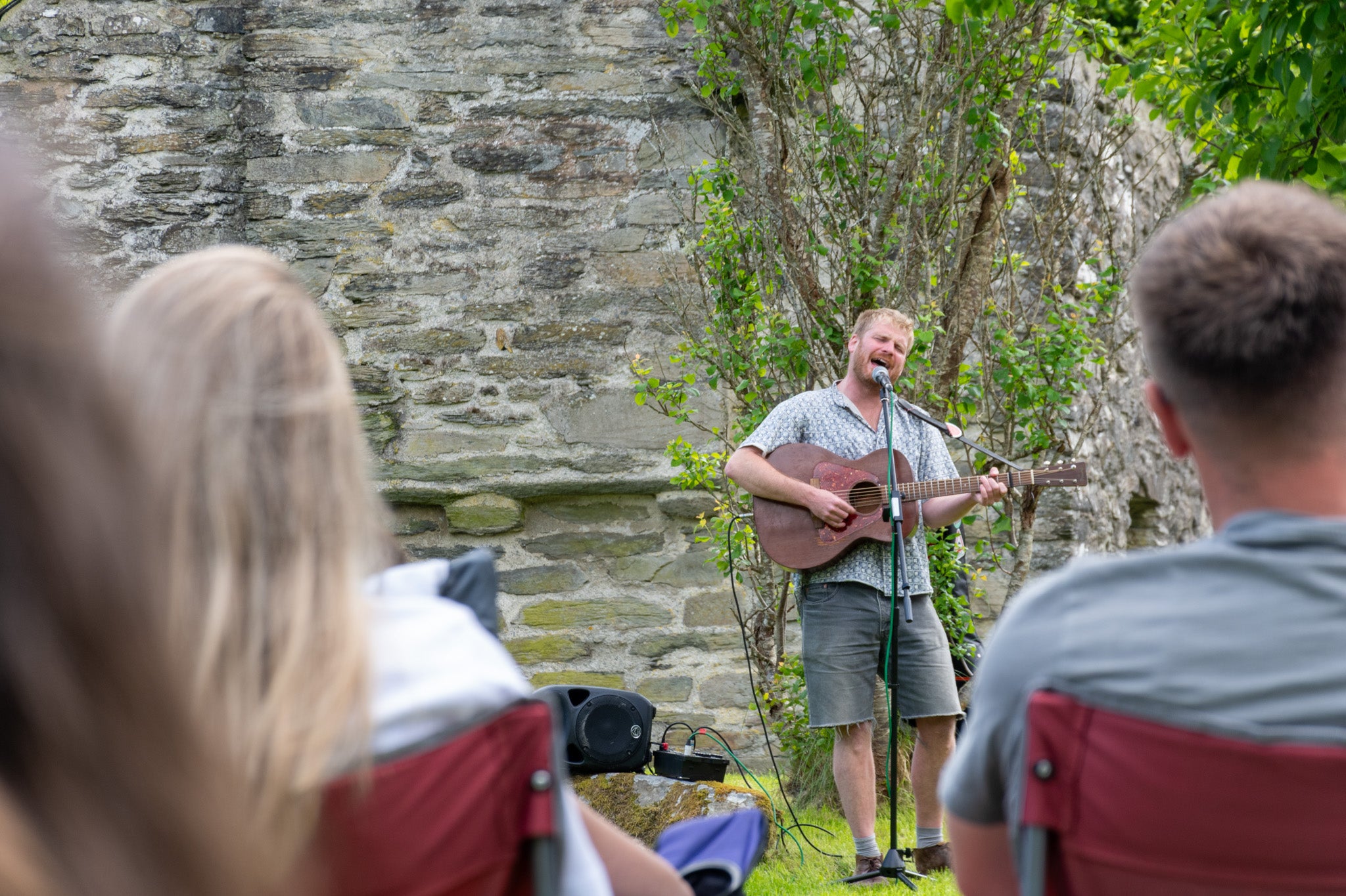 Gwilym Bowen Rhys yn perfformio yn Ty Mawr